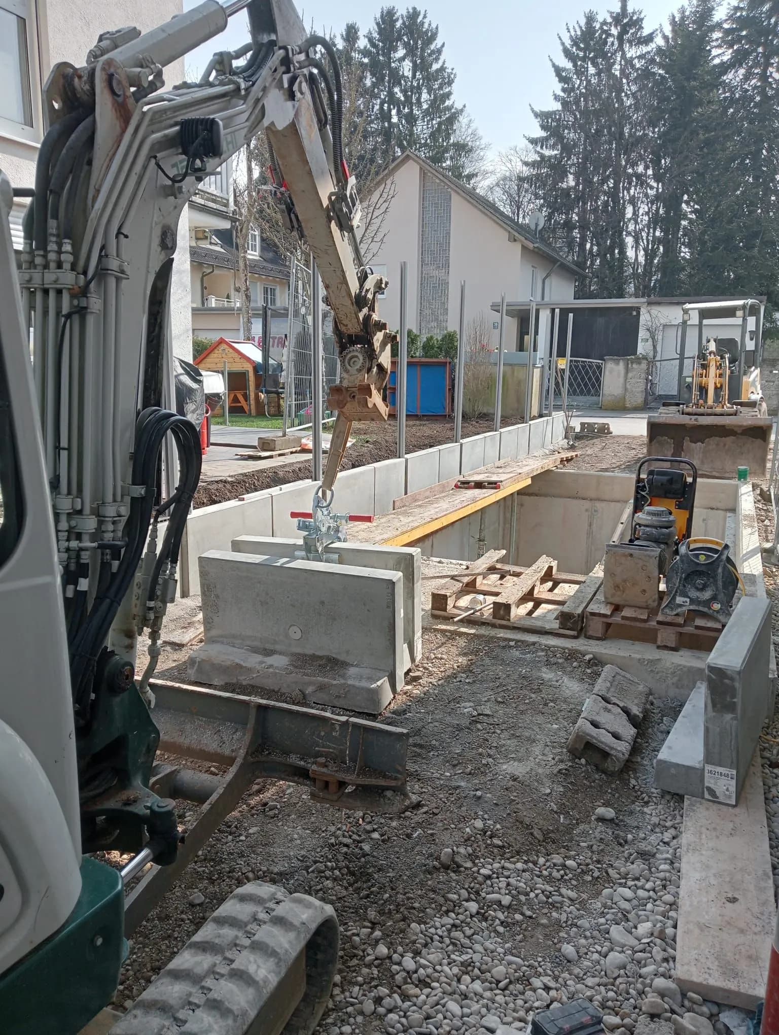 Stützmauer & Einzäunung – foto 1